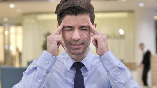 头痛头痛的商人图片