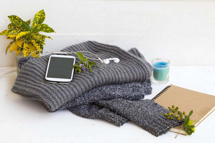 运动电话和编织毛衫妇女生活方式的纸巾冬季女放松时用白色图片