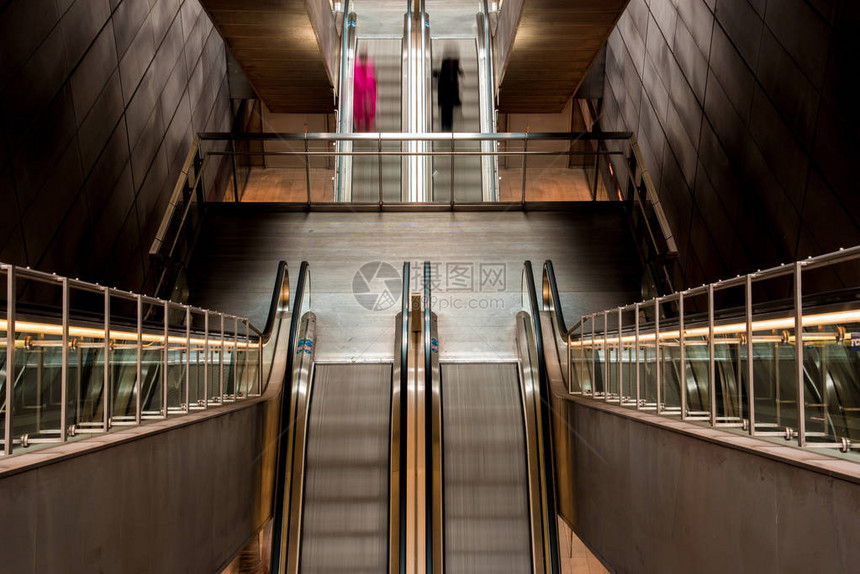 地铁扶梯上的人红色和黑色影带对立对比匆忙生命节奏时图片