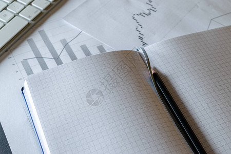 笔记本纸图表和财务文件财务概念图表供计划者在会议室设置时间表议程约会图片