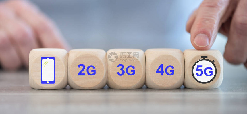 木块上的5G网络概念图片