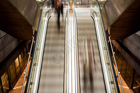 带有地铁扶梯上人影的抽象图像快速生命节奏时图片
