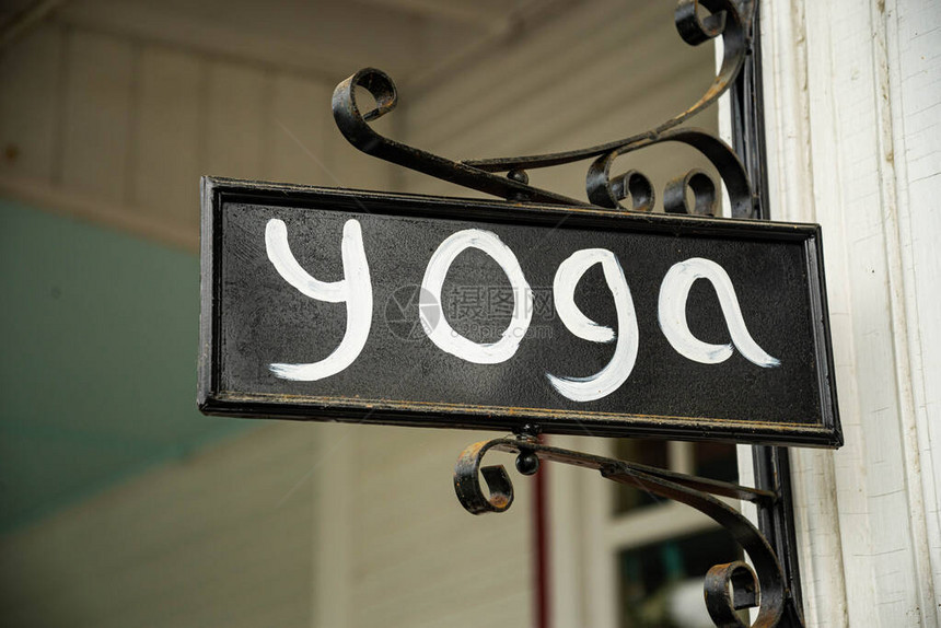 新英格兰街头促销业上一个装饰瑜伽工作室图片