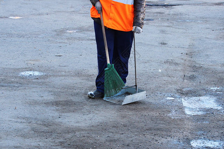 城市街道清扫过程工人妇女用扫图片