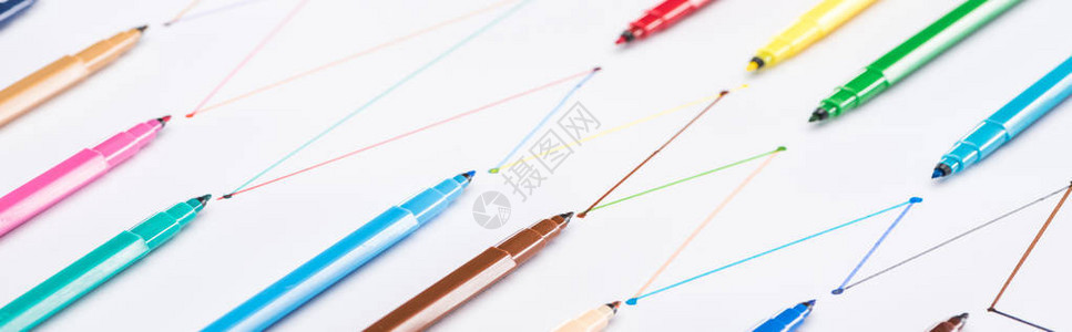 白色背景上多彩的感触笔与连线连接和通信概念的广图片