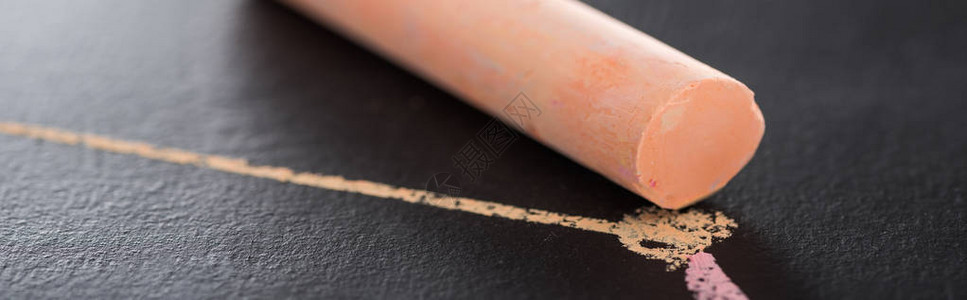 黑色表面的橙色粉笔与连接的线图片