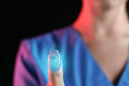 女医生使用指纹保护来获取数据背景