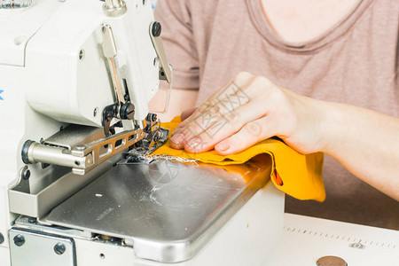 缝纫缝纫机上的缝纫图片