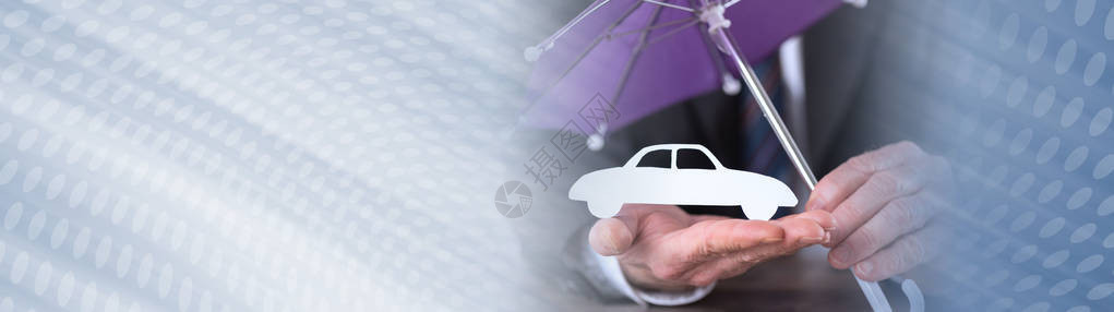 在汽车上盖伞的汽车保险概图片