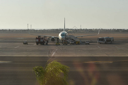 非洲机场的飞行前客运飞机服务图片