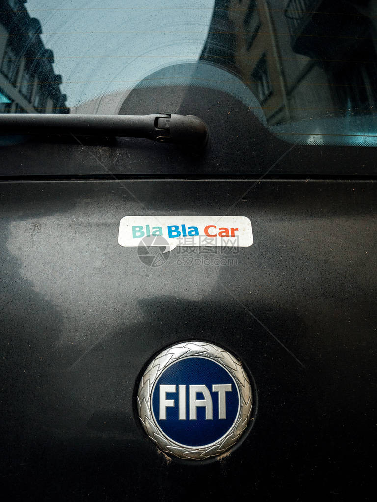 BlaBlaCar汽车共享汽车共享拼车贴纸停在巴黎一条城市街道上的菲图片