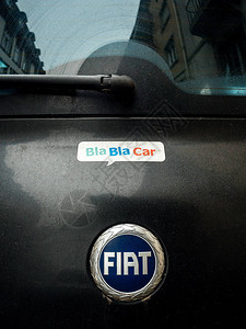 BlaBlaCar汽车共享汽车共享拼车贴纸停在巴黎一条城市街道上的菲图片