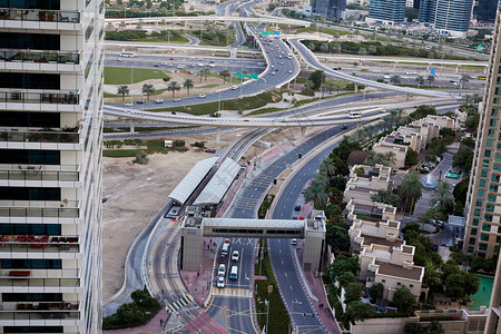 现代城市背景上移动汽车的交通叉图片