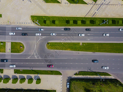车辆交叉路口的空中视线城市交通图片