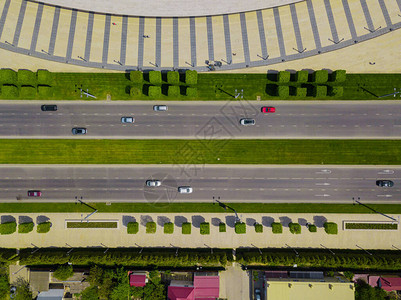 车辆交叉路口的空中视线城市交通背景图片