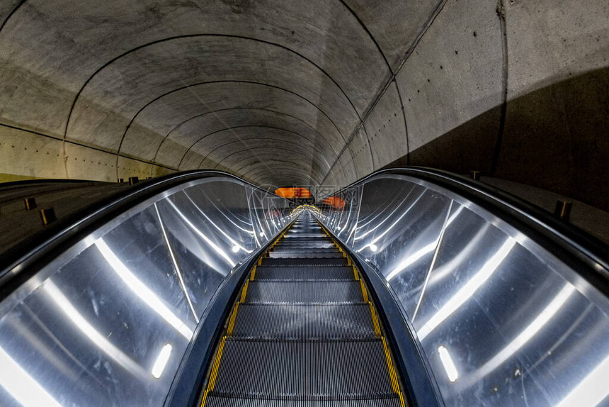 华盛顿特区地铁下自动扶梯人移动图片