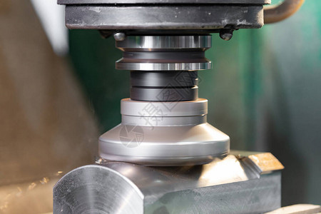 一家快速焊接的快速切割厂将金属移走在一台CNC机器上图片