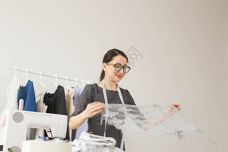 裁缝时装设计师和裁缝概念在工作室工作的时图片