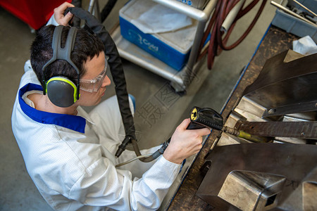 工程师使用特殊机器对铸件进行冷冻工厂内塑料铸件金图片
