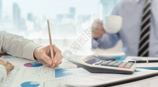 财务顾问团队正在分析商业图表报告中的投资回报财务规划会计和数图片
