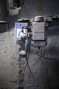 墙上的旧工业有线电话图片