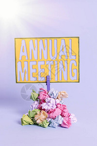 显示年会的文本符号商业照片展示每年计划用于讨论商业未来提醒堆彩色皱纸衣夹背景图片