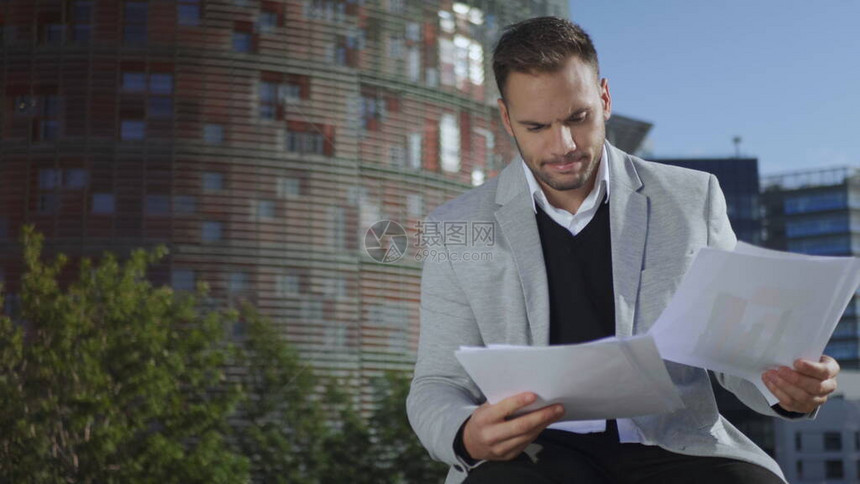 耐心的商人在街上阅读文件悲伤的专业人士坐在办公室外的长凳上心烦意乱的商人在图片