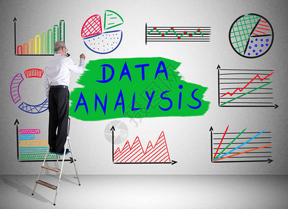 男子在墙上绘制数据分析图片