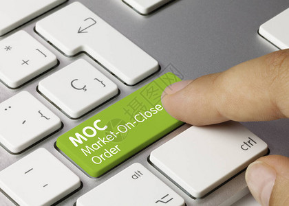 MOC市场收盘订单写在金属键盘的绿色键图片