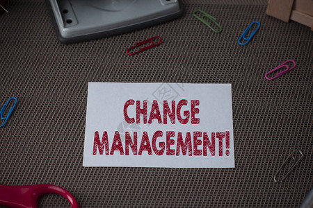 显示变更管理的概念手写概念意义更换组织中的领导新政策剪刀和纹理背景上图片