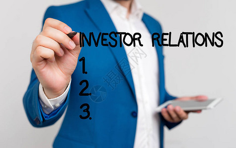 显示投资者关系的概念手写概念意义分析整合金融商人蓝套装和白衬衫用手图片