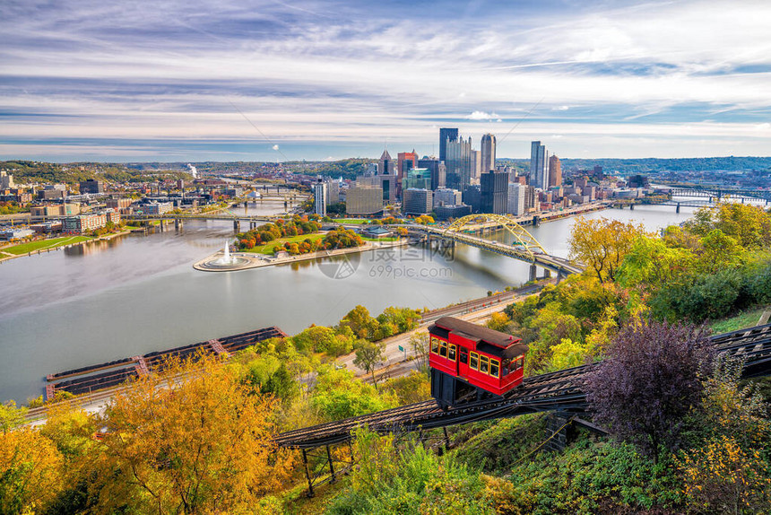 从美国宾夕法尼亚州匹兹堡市中心DuquesneIncline顶端的匹兹堡市中心的景图片