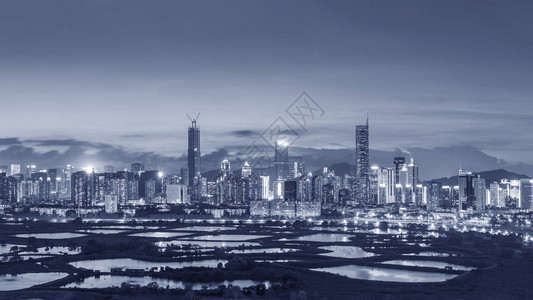 黄昏的深圳市天际线全景图片