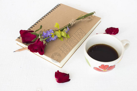 热咖啡浓缩咖啡和红玫瑰业务工作笔记本笔记本板图片