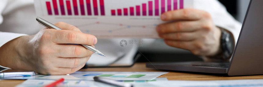 商人审查统计财务报告进行业务统计应用特定的统计方法分析和会计盈利能图片