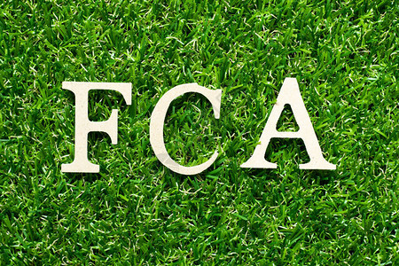 国际贸易术语解释通则绿草背景上的FCA自由载体缩写背景