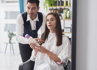 美发师和顾客在美发沙龙交谈图片