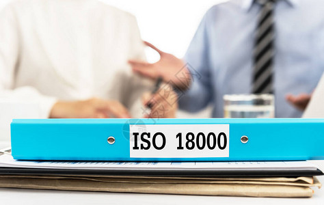 ISO18000概念与经理和审核员谈论管理标准职图片