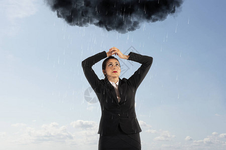 倒霉的女商人乌云密布雨水充沛背景图片