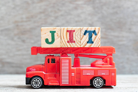 红色消防车在木材背景上用JIT字将母块图片