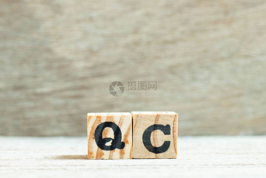 木材背景上QC质量控制的缩图片