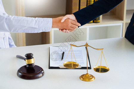 客户握手法官在同意签订法院案件合同后图片