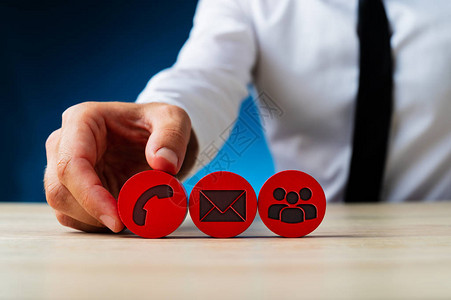 客户服务代表将红色圆圈与联系和信息符号放在办公桌的一排内图片