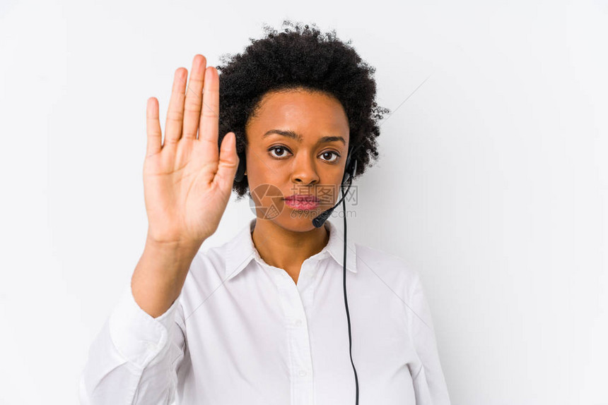 年轻的非裔美国电信商贩女孤立地站在伸展的手外显示停图片