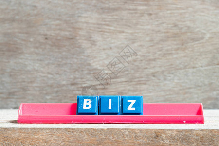 红色纸架上用字biz商业减缩写在木材背景图片