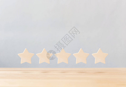 桌子上的木制五星形状最佳优秀商业服务评级图片