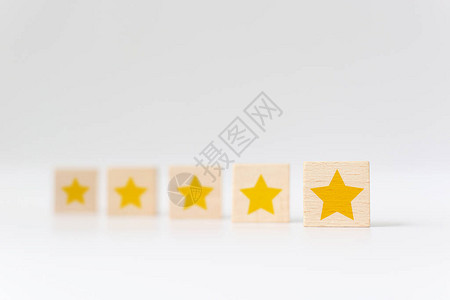 白色背景上有五颗星形的木制立方体最佳优秀商业服务评级图片