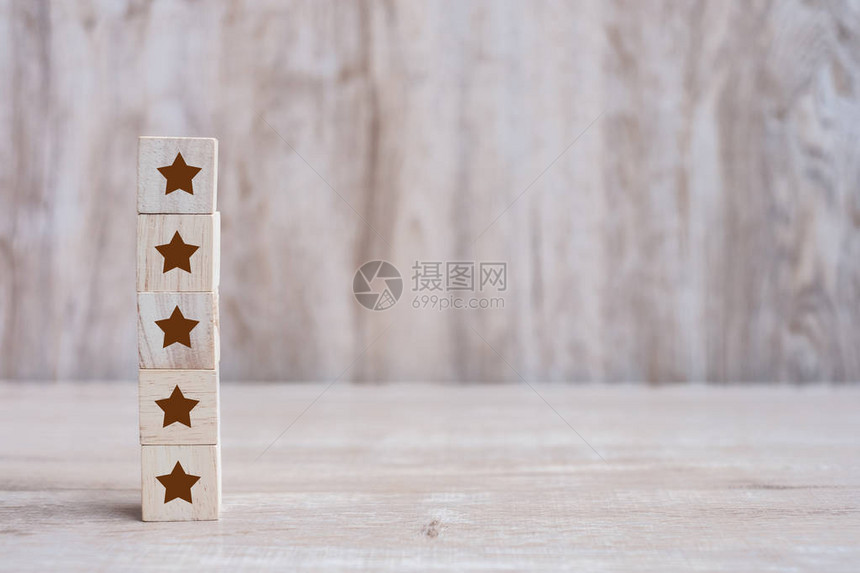 5个恒星符号的木板块客户审查反馈评级排名和服务概念您可使图片