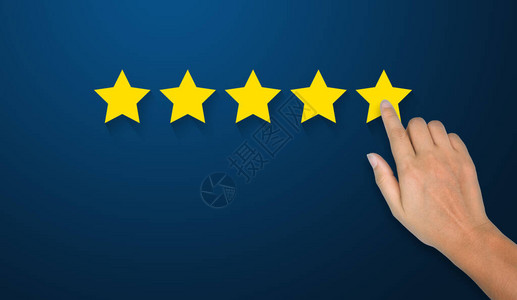 商人的手触摸五星符号以提高公司概念的评级背景图片