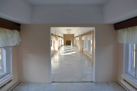 现代工业生产区长办公室走廊长图片